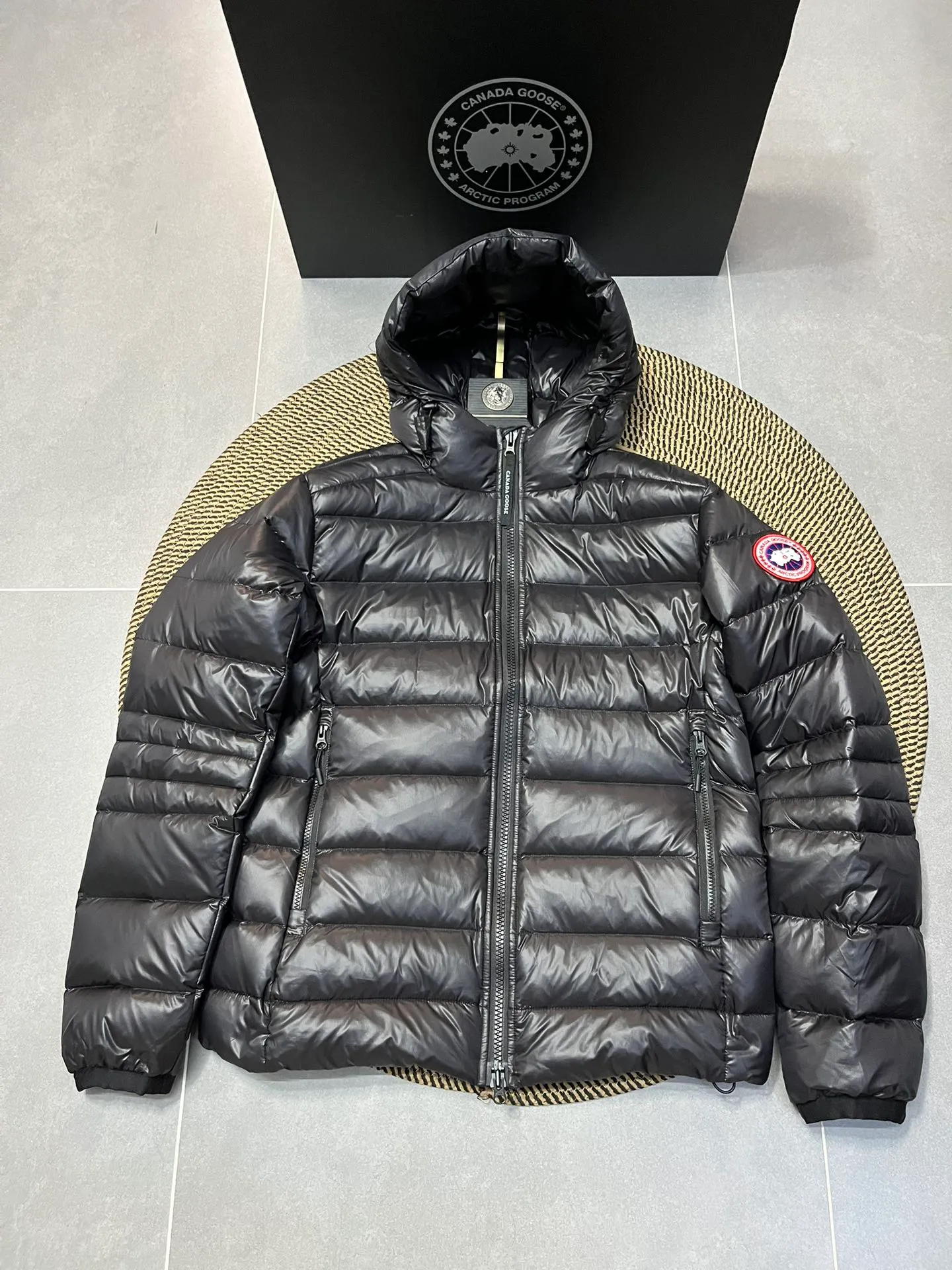 P860 Top 🔥purchase version 𝘾𝘼𝙉𝘼𝘿𝘼 𝙂𝙊𝙊𝙎𝙀/Canada Goose 2227 thin and light model. It’s super lightweight and doesn’t feel any weight on your upper body at all! Show more temperament‼  Canada Goose, a Canadian brand, has always been recognized as the warmest down jacket. Various Instagram celebrities, Internet celebrities, and celebrities often wear it for street photos. I make Canada Goose every year, but I still can’t get rid of my love for the goose. No matter how cold the winter is, there is no need to be afraid. Canada Goose is the legendary warmest down jacket and is known as a must-have for Arctic outdoor sports! The most popular down jacket in the world, celebrities are rushing to buy it, it is a must-have! Size: S-2XL Color: silver gray (red label) silver gray (black label), black (red label), black (black label), dark blue